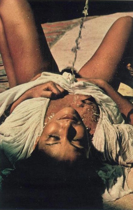 Золотой дождь на лицо молодой женщины связанной на полу, фото мастурбации