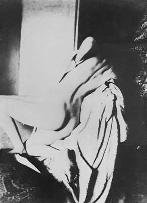 голая женская попа в полумраке, ретро фото фетиш