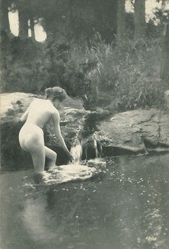 обнаженная девушка у лесного ручья, ретро фото фетиш
