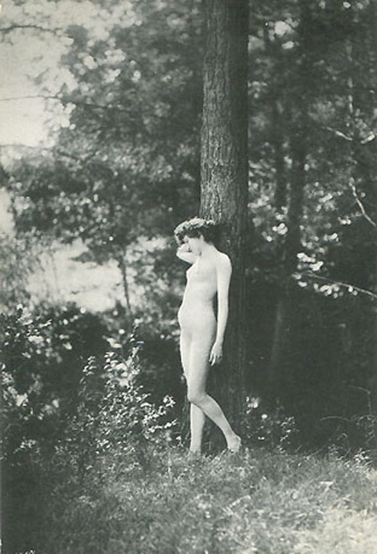 пузатая голая женщина у сосны, ретро фото фетиш
