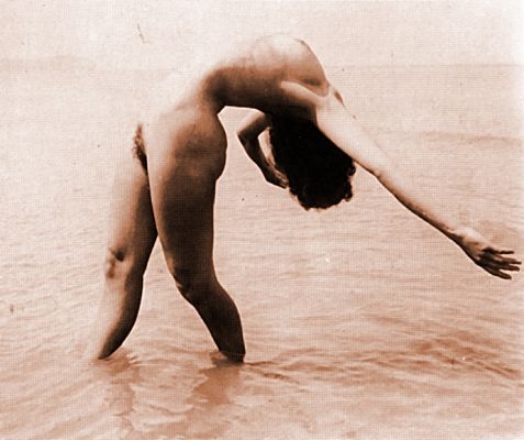 пышная женщина делает гимнастику стоя в воде, ретро фото фетиш