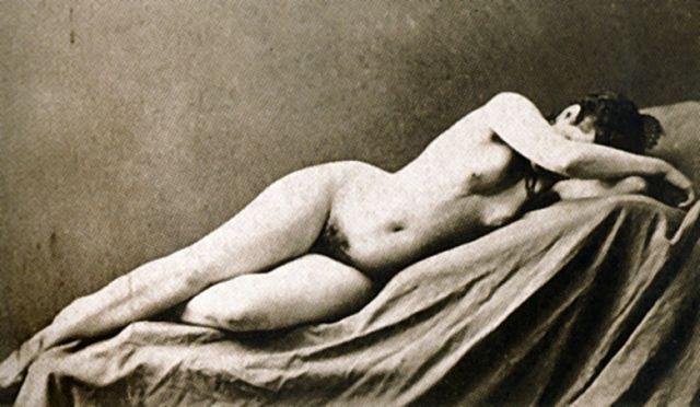 лежащая голая женщина, ретро фото фетиш