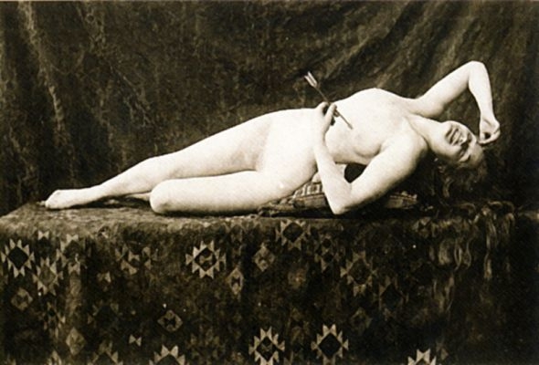 женщина со стрелой под голой грудью, ретро фото фетиш