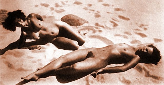 две голых девушки на песке, ретро фото фетиш