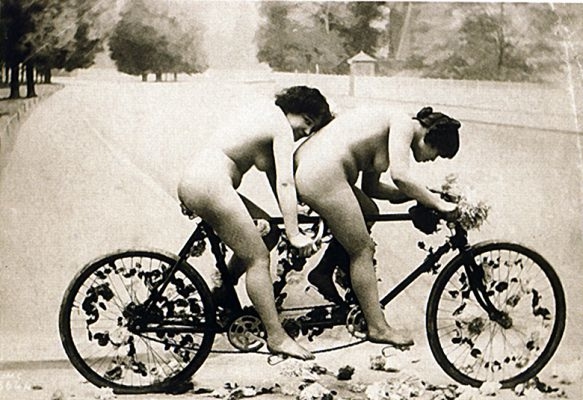 две толстых женщины на велосипеде типа тандем, ретро фото фетиш