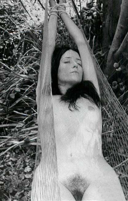 голая женщина со связанными руками в гамаке, ретро фото фетиш