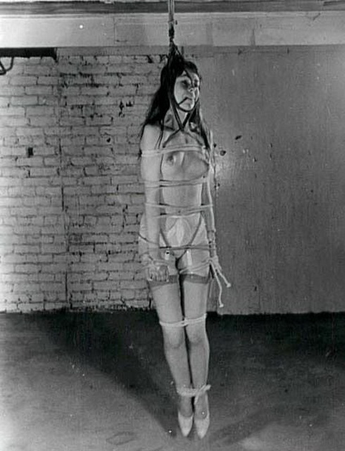 бондаж подвешенной на веревке голой девушки, ретро фото фетиш