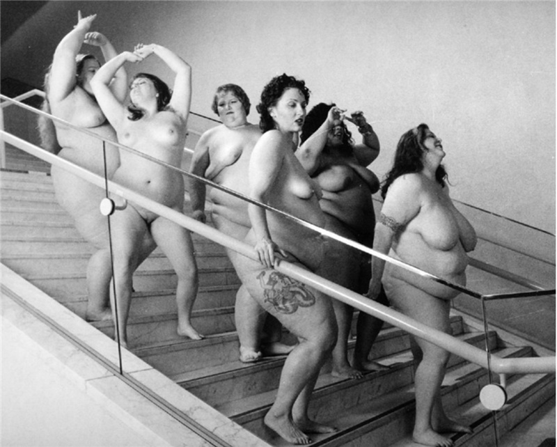 шесть голых толстых теток с большими попами спускаются по лестнице, фото женской большой попы
