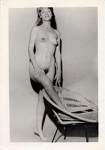 женщина за 50 без трусов стоит возле плетеного кресла, фото женской большой попы