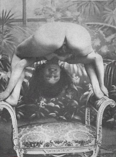 женщина в позе лягушки стоит на подлокотниках кресла выставив волосатую вульву, фото женской большой попы