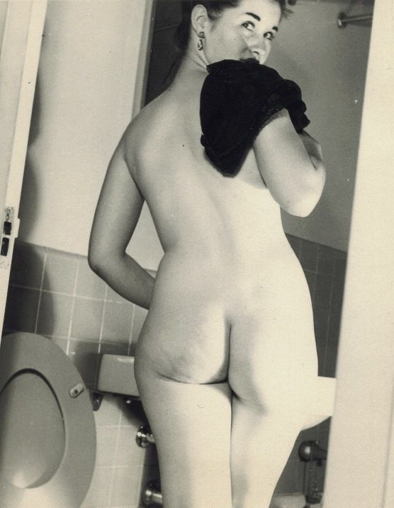 любительское фото толстозадой жены в туалете, фото женской большой попы