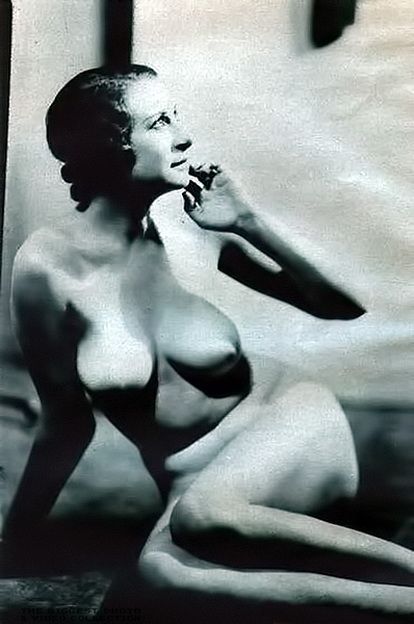 женщина за 40 с отвисшей грудью изображает романтические грезы, фото женской большой попы