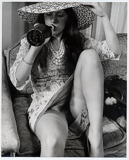 женщина в цветастом платье и шляпке пьет из бутылки задрав подол так, что видна мохнатая вульва, фото женской большой попы