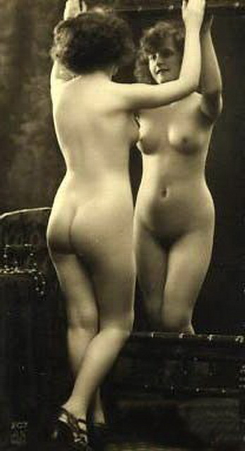гладкая попка девушки стоящей подняв руки у зеркала, фото женской большой попы