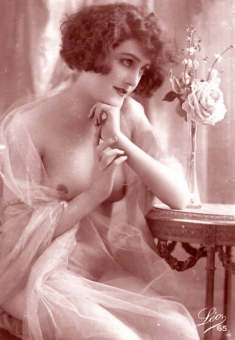 женщина в стиле 20-х годов сидит с голой грудью перед вазой с белой розой, фото женской большой попы