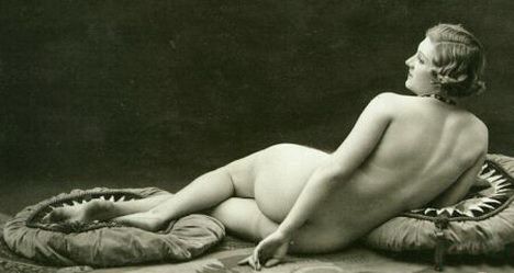 обнаженная женщина лежащая на полу на турецких подушках, фото женской большой попы