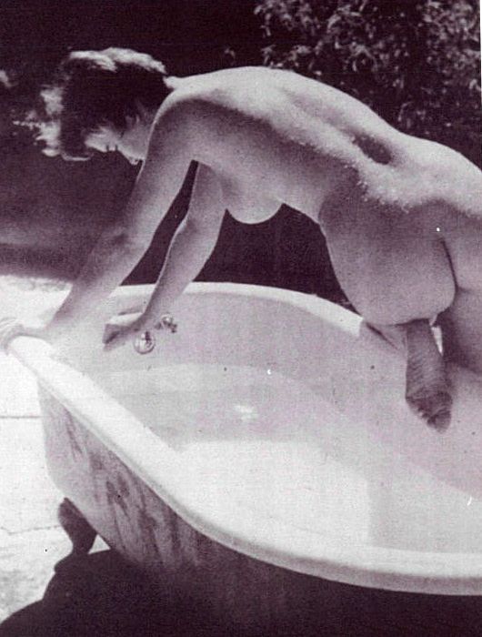 голая девушка с красивой попой и круглой грудью залезает в ванну во дворе дома, фото женской большой попы
