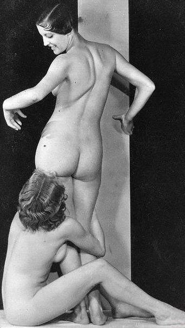 толстенькая попка красотки из прошлого века,  ретро фото большой женской попы