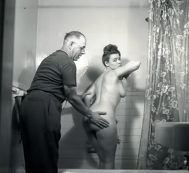 лысый мужчина гладит большую попу девушки стоящей в ванне, ретро фото большой женской попы 