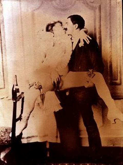 невеста без трусов целуется с женихом, ретро секс фото