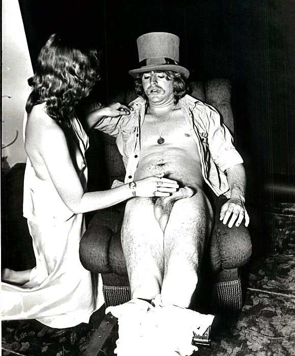 полуголая девушка стоя на коленях гладит вялый член пьяного мужчины в цилиндре, ретро секс фото