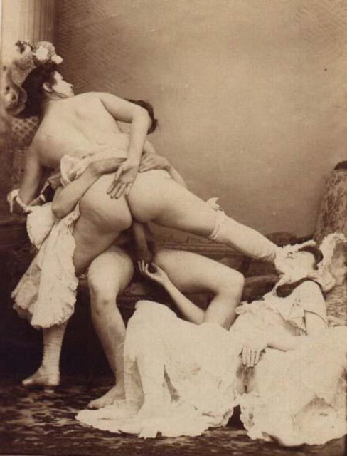 толстая тетка в чепчике налезает на большой член сидящего мужчины, фото начала 20-го века, ретро секс фото