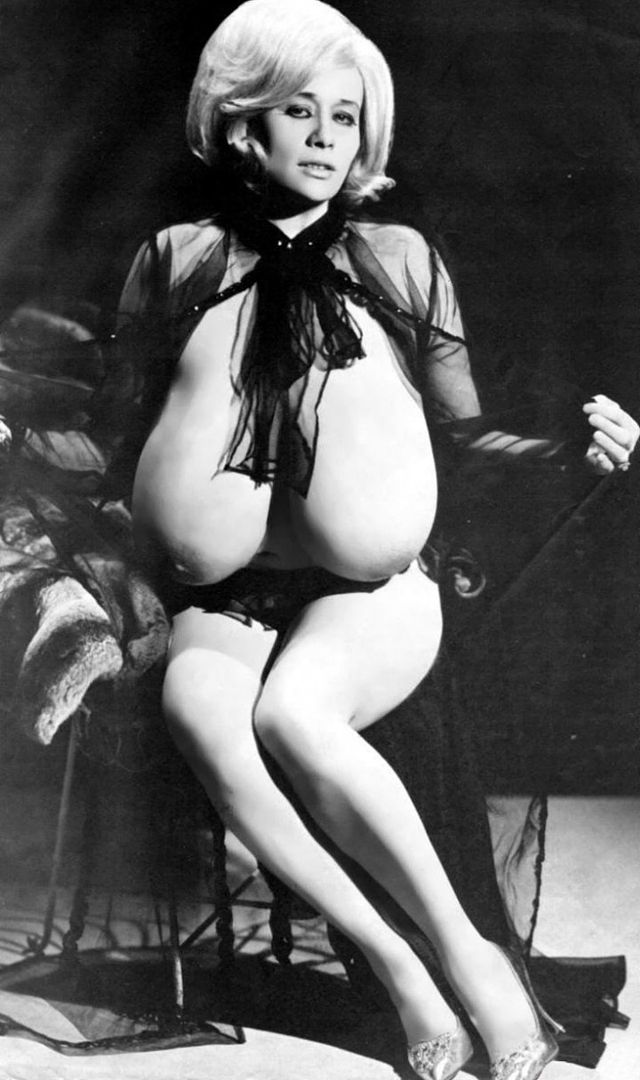 голая женщина с огромными сиськами в черном пеньюаре, ретро фото большие сиськи