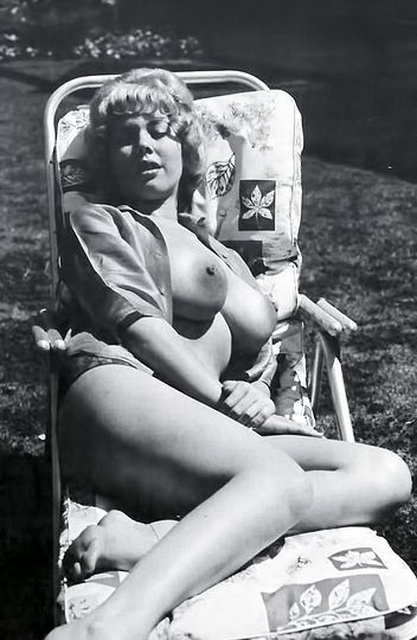 Жена в шезлонге демонстрирует красивую большую грудь, ретро фото большие сиськи