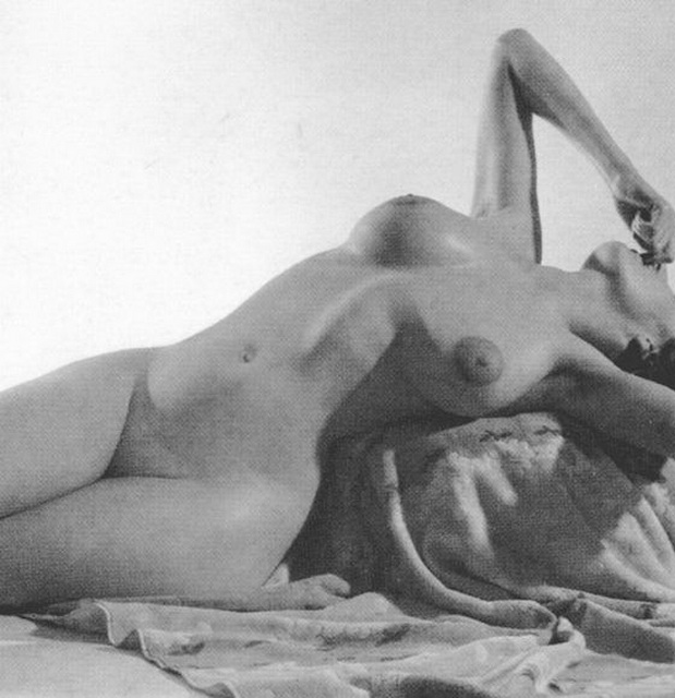 Призывно торчащая грудь на фото женского торса , ретро фото большие сиськи