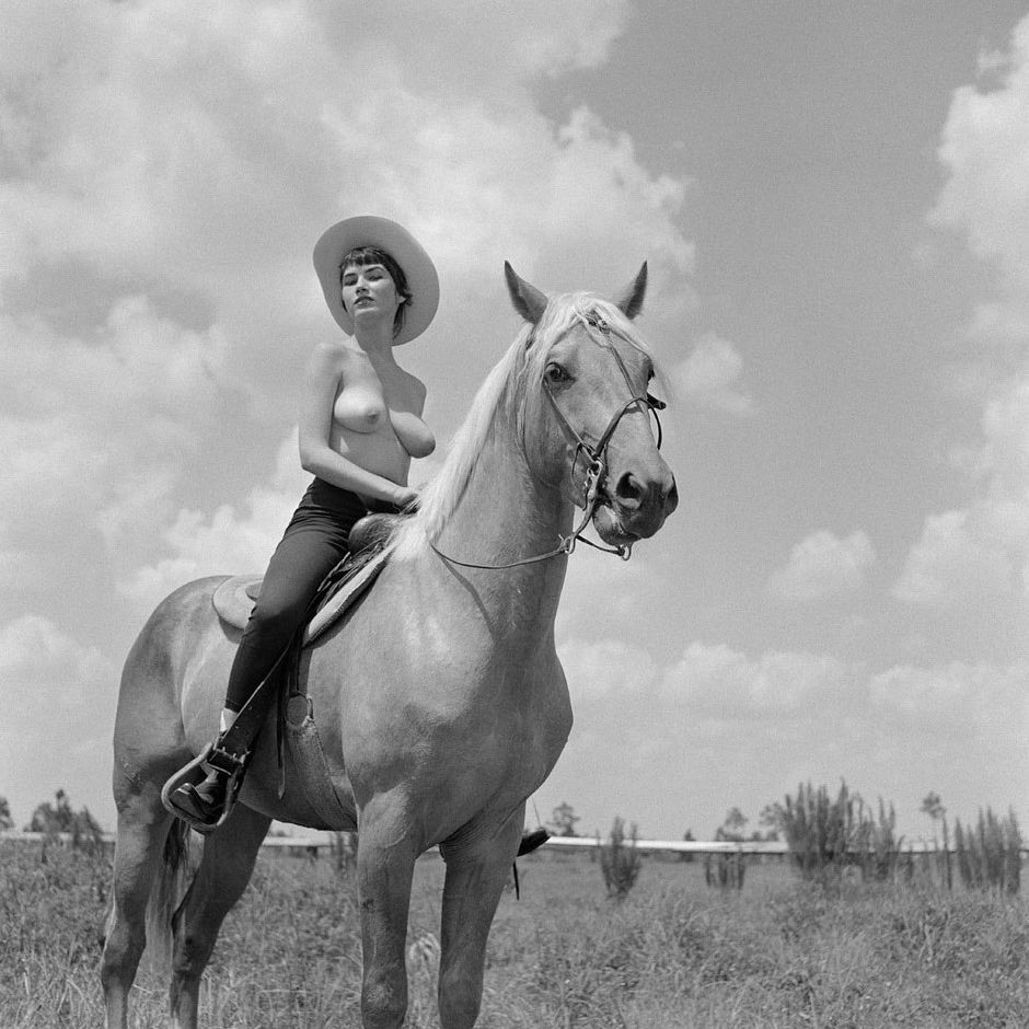 девушка топлесс на коне, новое ретро фото эротики 3219