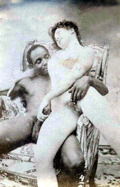 негр и белая девушка в кресле, эротическое ретро цветное фото 3309
