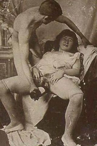 старинное фото женщины с бутылкой во влагалище, эротическое ретро цветное фото 3316