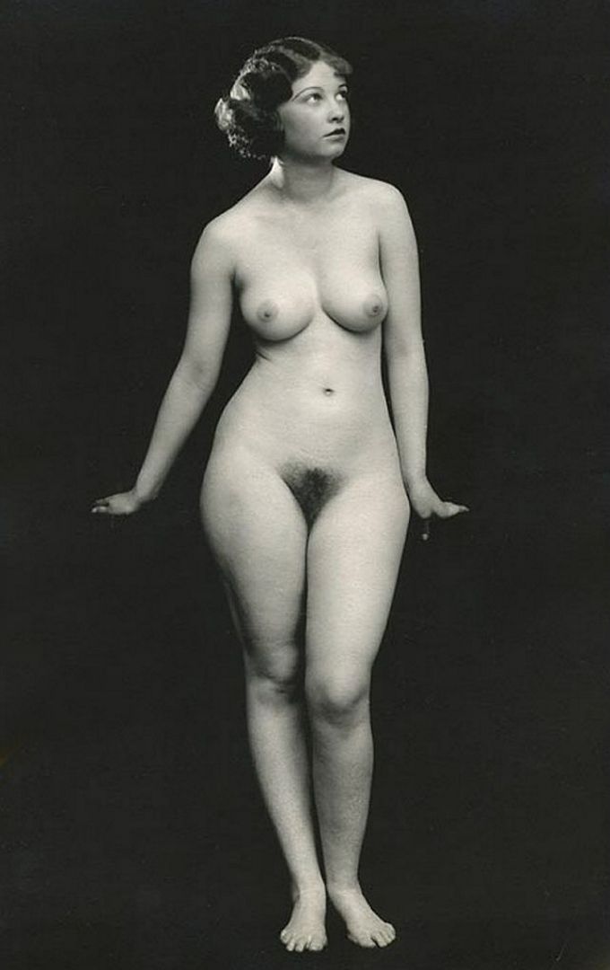 голая эротическая модель 30-х годов в полный рост ретро фото красивых голых женщин.
