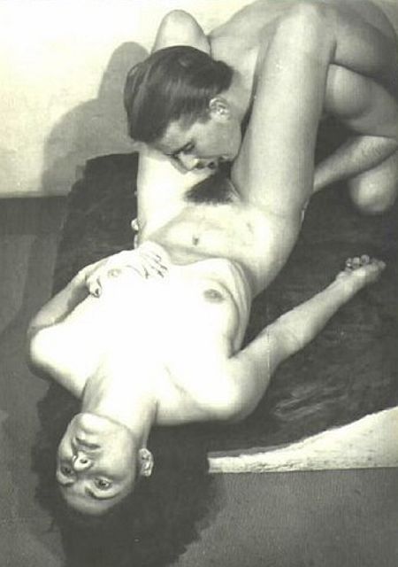 куннилингус свесившейся с дивана женщине, эротическое фото любви 3702