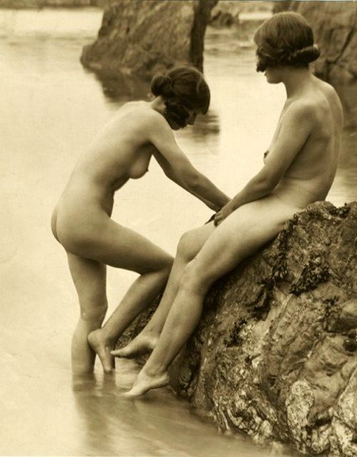 две голых девушки на скалах у моря, эротическое фото любви 3712