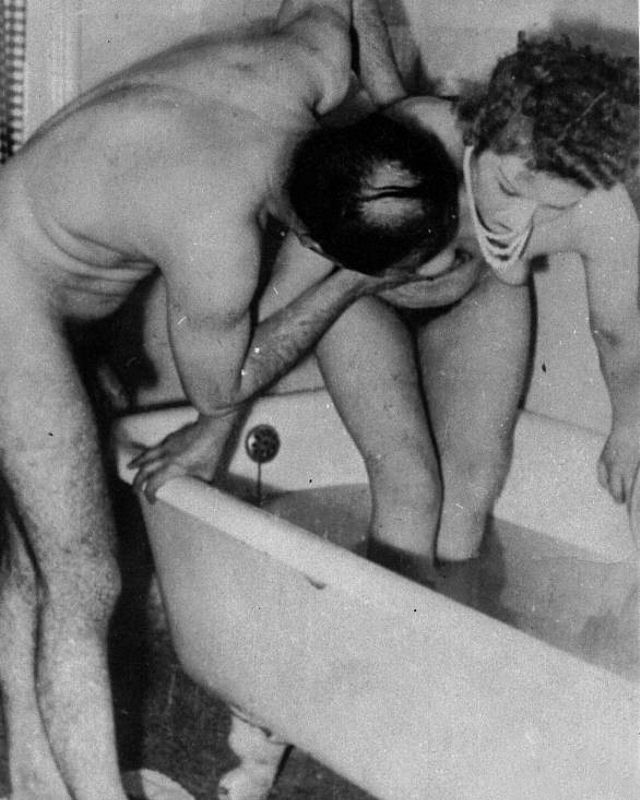 пара советских граждан в ванне, советская эротика 3905
