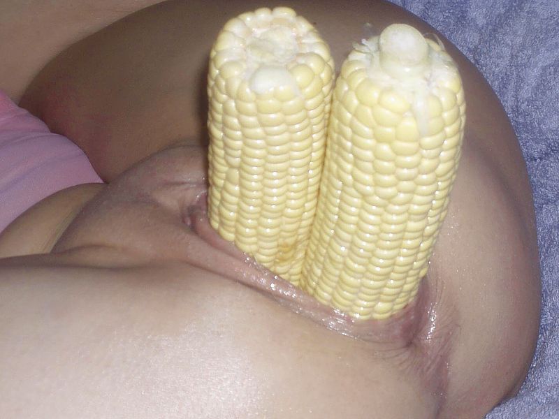 фото сразу двух початков кукурузы в растянутом влагалище