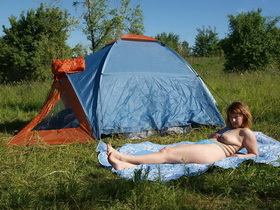 сиськи возле палатки, домашняя эротика фото 83