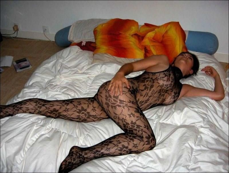 жена в сексуальном наряде на полу, домашнее эротическое фото
