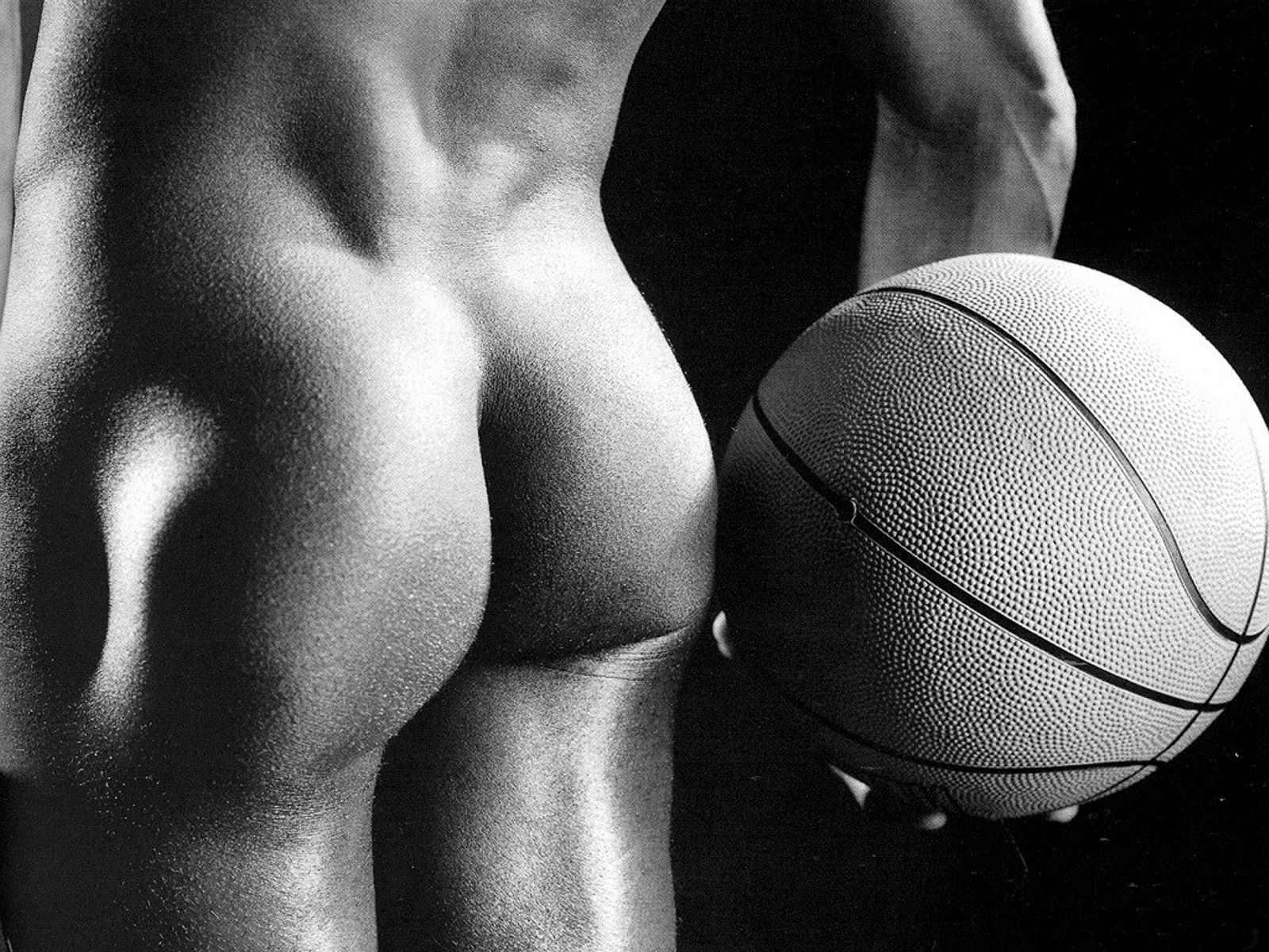 голая мужская попа в пупырышек, как и баскетбольный мяч рядом с ней, фото красивого мужчины