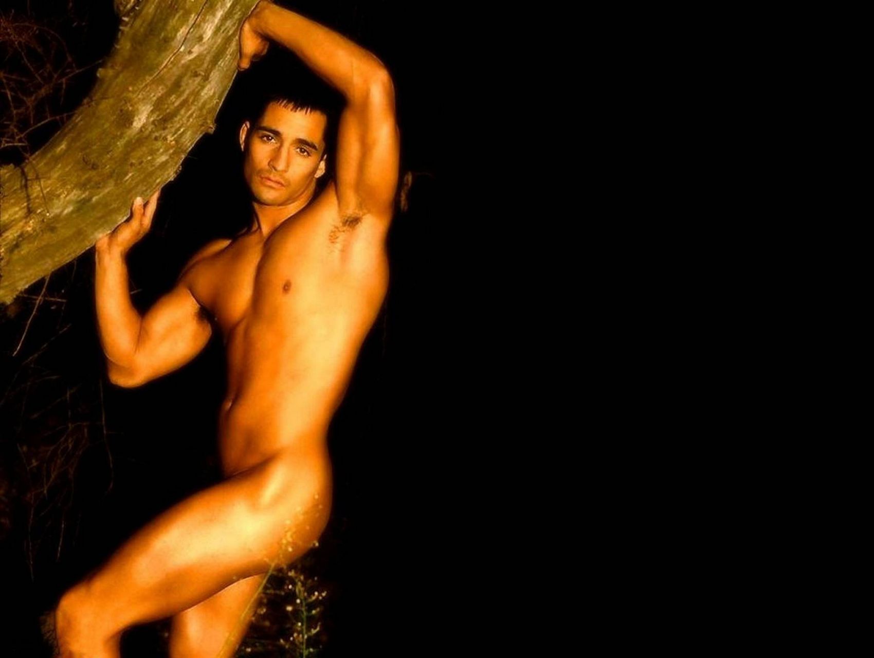 голый мужчина у дерева на черном фоне, фото красивого мужчины