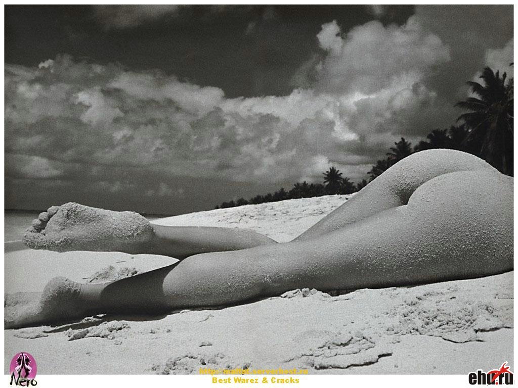 голая девичья попка и длинные ножки испачканные в песке на пляже. 078 фото голой девушки обои