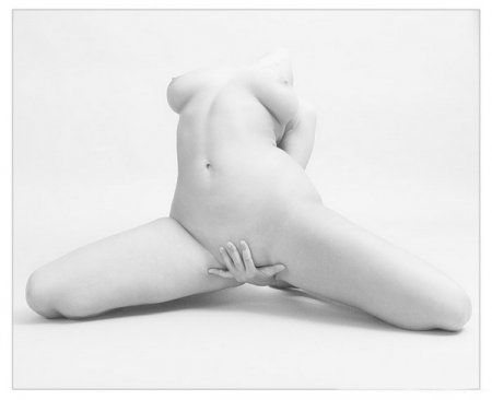Фото мастурбирующей голой женщины с большой грудью. эротическая картинка прикол