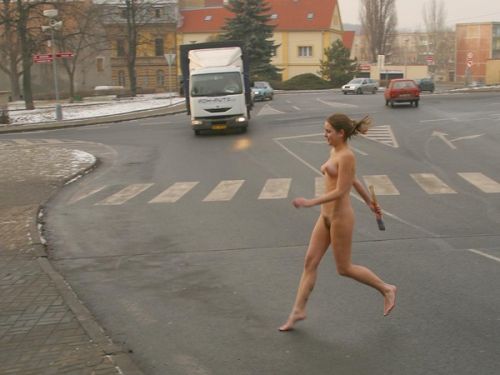 Фото голой девушки на проезжей части. эротическая картинка прикол
