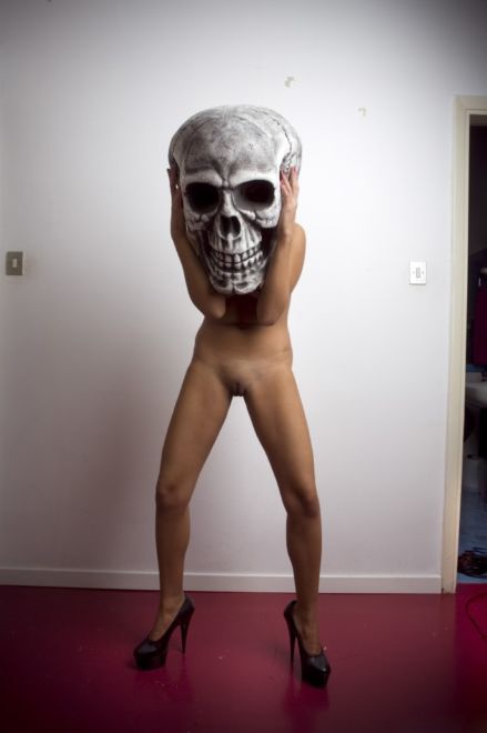 Голая женщина - череп на ножках. эротическая картинка прикол