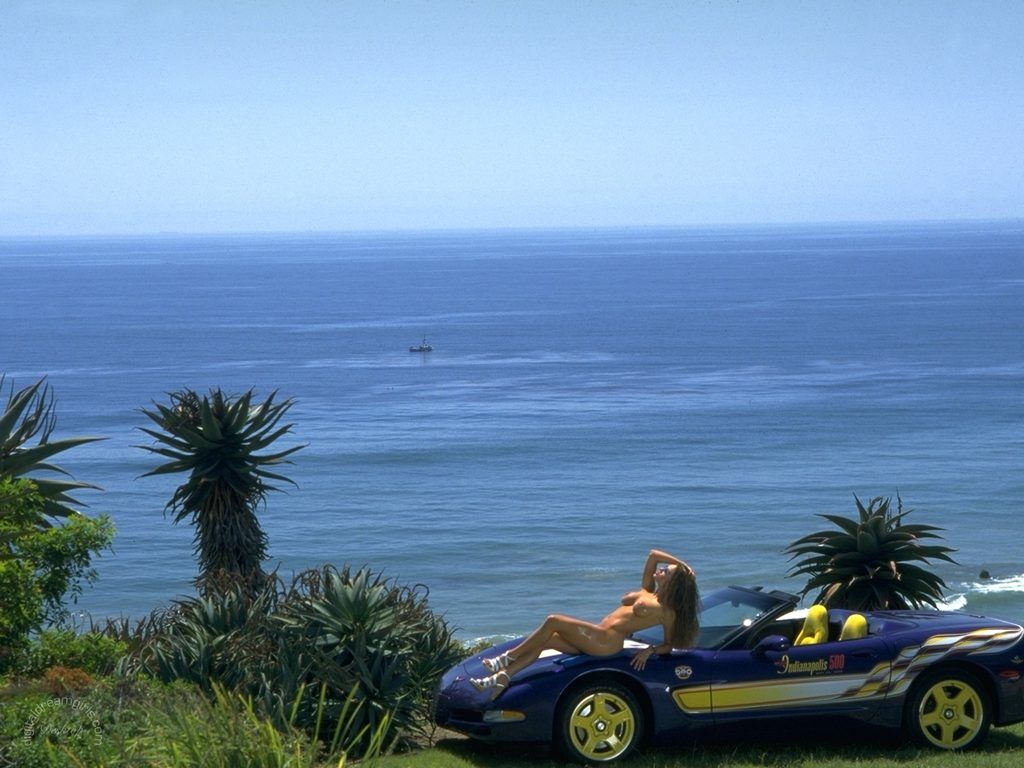 обнаженная красотка на капоте спортивного авто на фоне моря. 067 фото обнаженной женщины обои width=