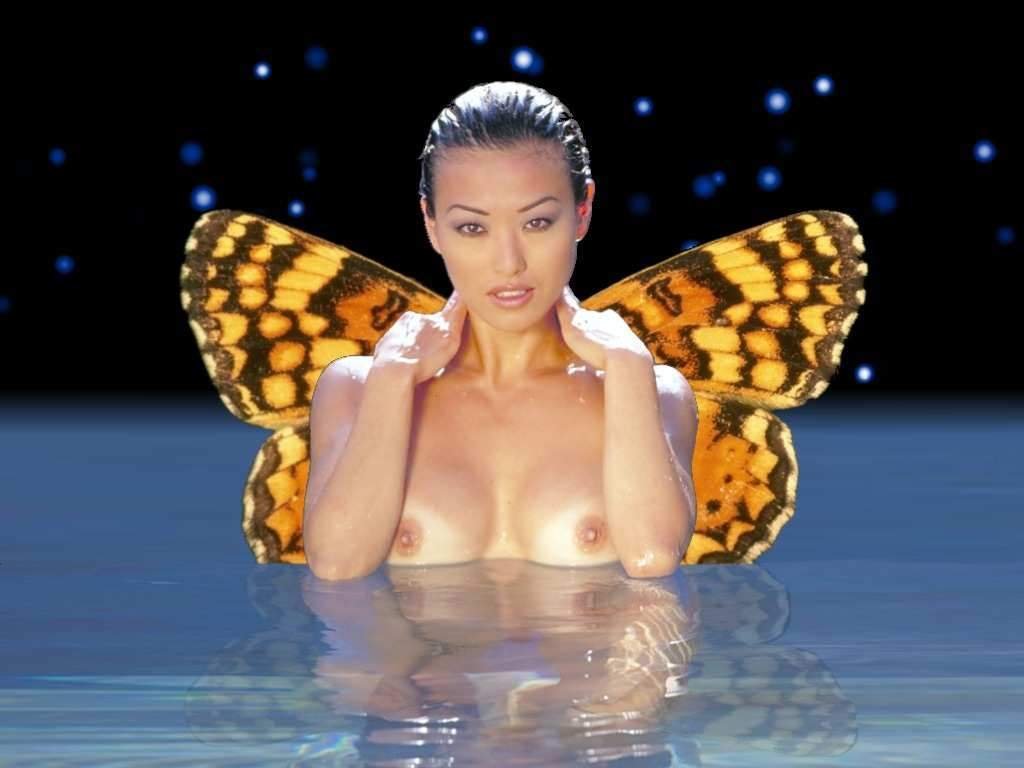 восточная красавица с голой грудью стоит в воде с крылышками за спиной, обои фото красивой голой девушки