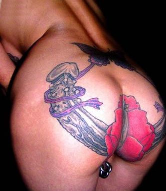интимная татуировка. большая татуировка во всю попу толстой женщины с изображением пенисов среди цветов, прикольное фото с эротикой