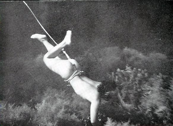 не уйдет. голая женщина ныряет за раковинами привязанная веревкой, прикольное фото с эротикой