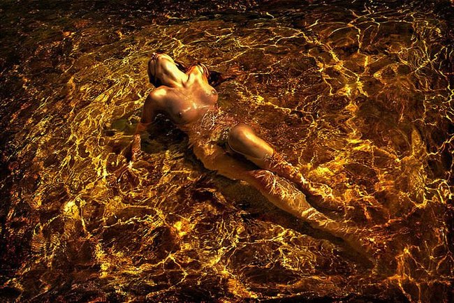 жидкое залото. девушка в позе русалки среди золотых волн, прикольное фото с эротикой